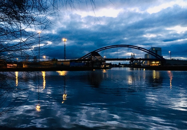 Brücke über die Dahme in der Abenddämmerung