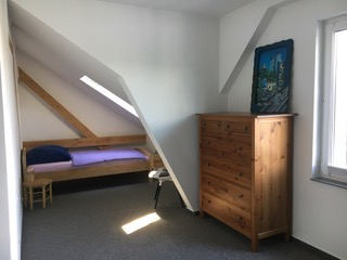 Schlafzimmer mit Kommode im Obergeschoss