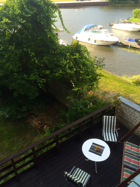 Terrasse mit Blick auf Boote