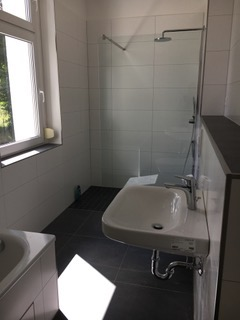 Badezimmer mit Waschbecken und Wanne